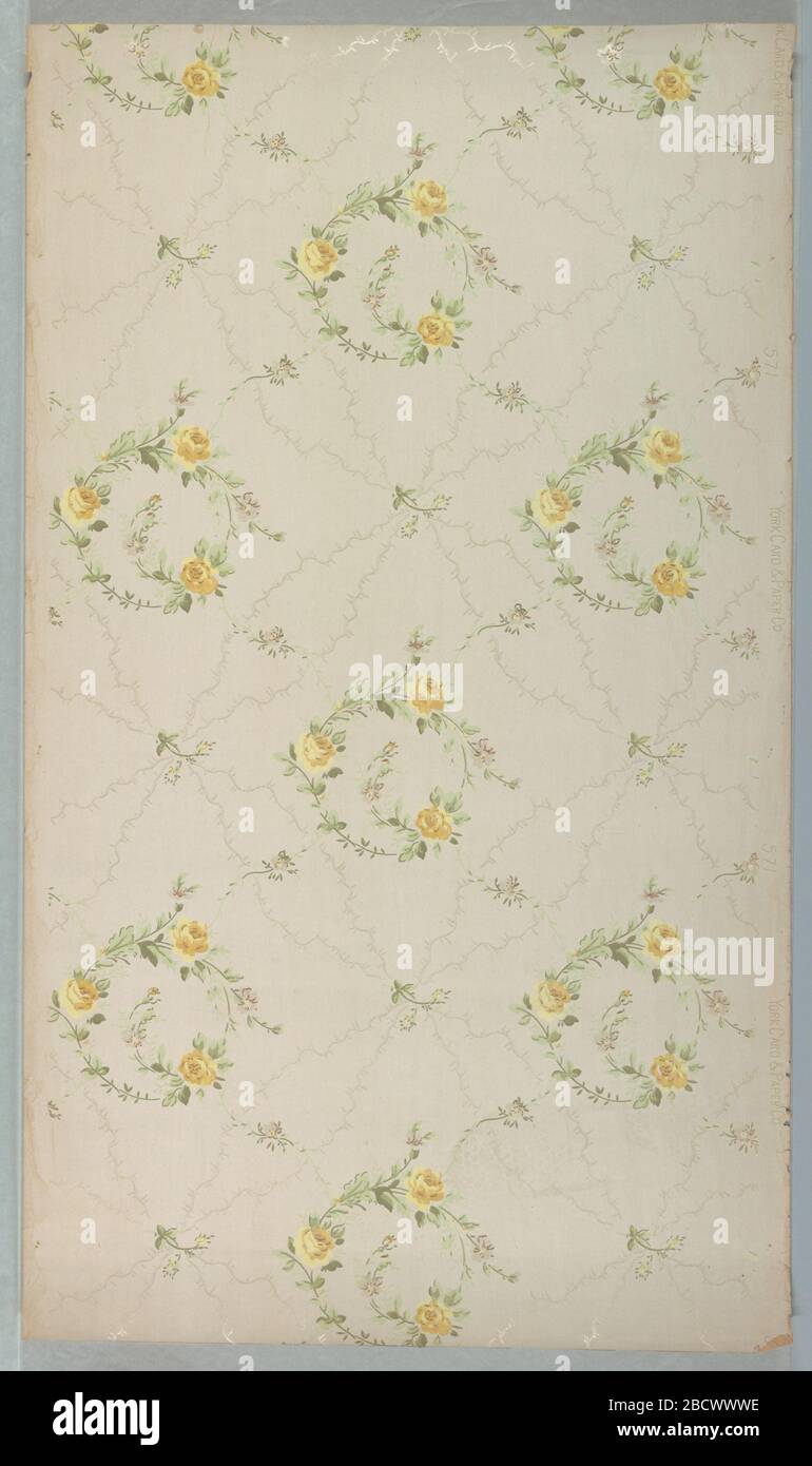 Papier de plafond. Les recherches sur les roses ProgressYellow sur les tiges sont scindées et forment un cercle, chacune de ces couronnes fleuries étant séparée par un cadre ressemblant à une moire. De petites branches fleuries sont dispersées dans tout le pays. Imprimé sur un sol de couleur claire. Papier de plafond Banque D'Images