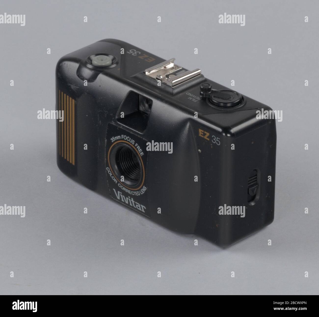 Appareil photo 35 mm du studio de HC Anderson. Un appareil photo numérique en plastique noir. « EZ 35 » imprimé dans le coin supérieur droit de l'avant et dans le coin inférieur droit du haut. L'objectif avec correction des couleurs sans mise au point 35 mm est écrit autour de l'objectif à l'avant. Appareil photo 35 mm du studio de HC Anderson Banque D'Images