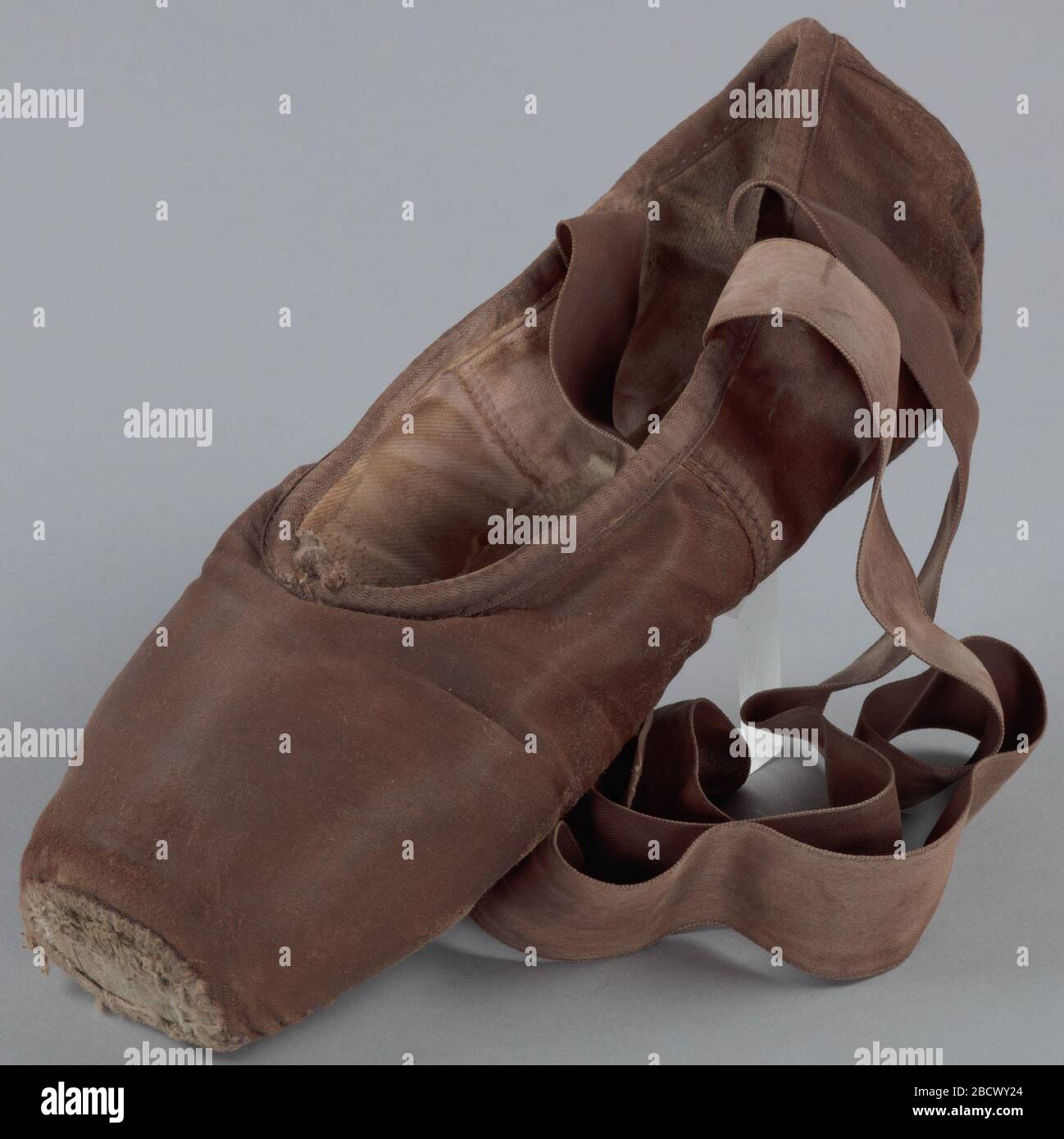 Chaussures et collants portés par Ingrid Silva du Théâtre de danse de Harlem.  .1: Un (1) ballet Pointe chaussure de couleur personnalisée avec des  cosmétiques à un brun foncé pour correspondre au