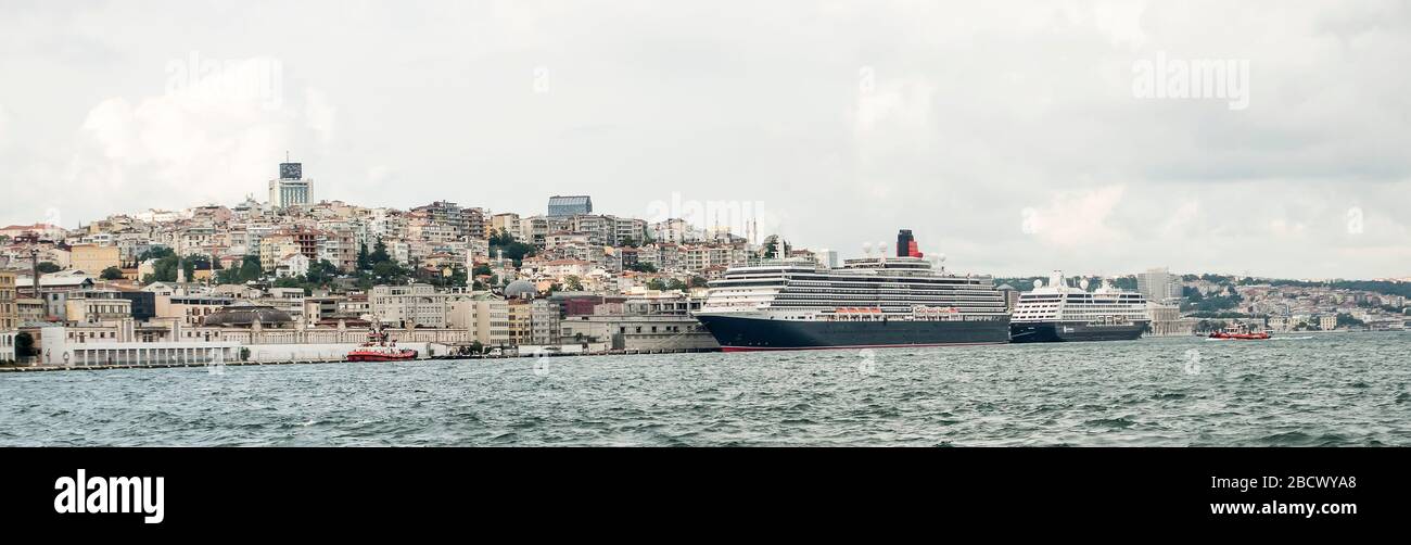 Les bateaux de croisière amarrés à Istanbul, Turquie Banque D'Images