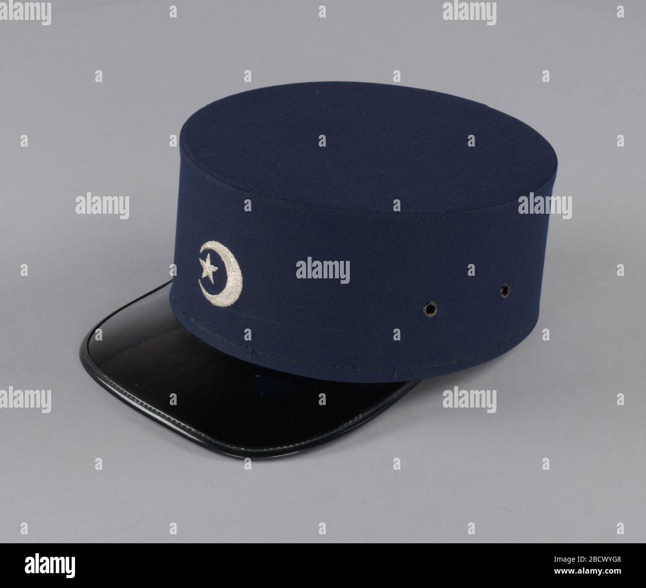 Casquette à base de fruits de l'uniforme Islam. Casquette bleu marine avec loi en cuir verni noir; Nation of Islam croissant lune et étoile présent au centre de l'avant. Casquette à base de fruits de l'uniforme Islam Banque D'Images