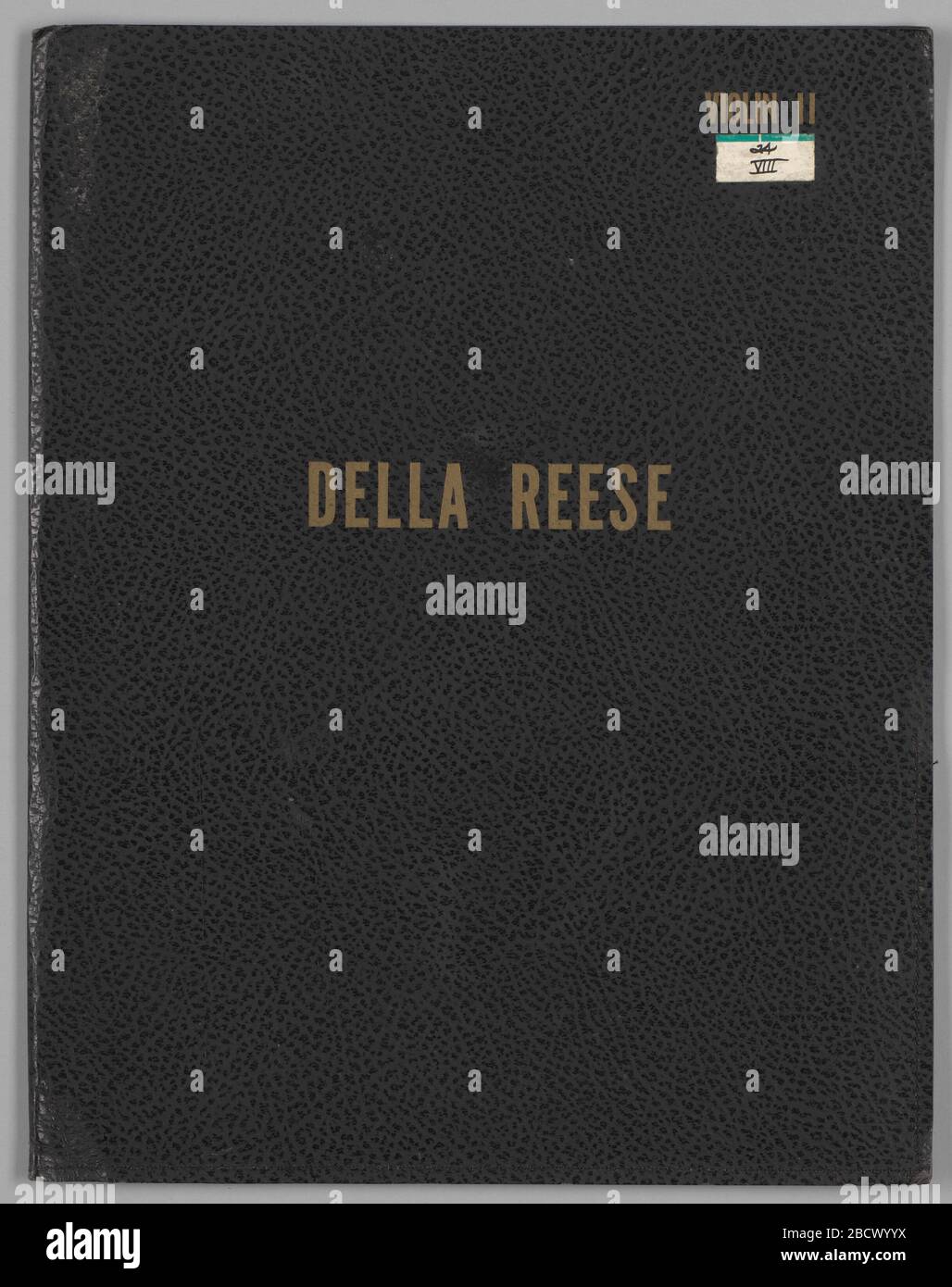 Dossier de musique appartenant à Della Reese. Dossier à deux poches en papier noir texturé pour ressembler au cuir avec [DELLA REESE] centré sur le devant en lettres or. Le texte en or en haut à droite se lit à [VIOLON II]. Au-dessous se trouve un autocollant vert et blanc avec [24 / VIII] manuscrit à l'encre noire. Dossier de musique appartenant à Della Reese Banque D'Images