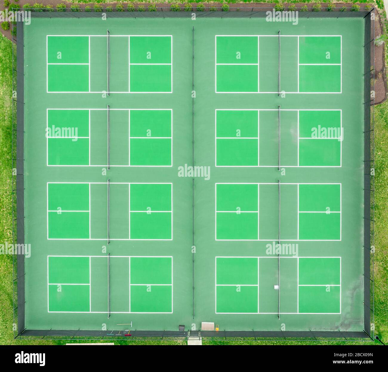 Vue aérienne en haut vers le bas du centre sportif communautaire, courts de tennis de badminton verts Banque D'Images