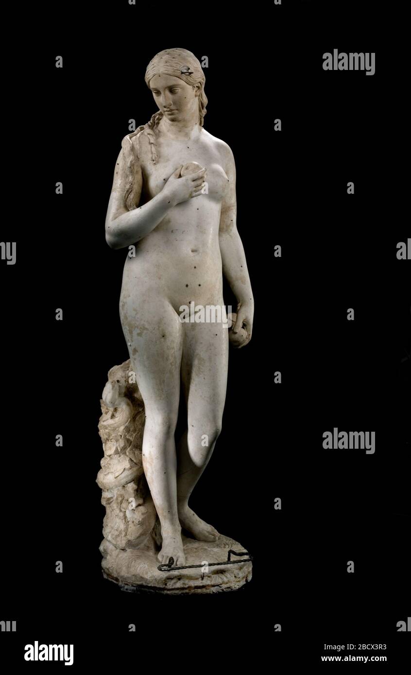 Eve tentée. Eve tentée était la première statue idéale pleine longueur de Hiram Powers. Il montre Eve contemplant une pomme dans sa main alors qu'un serpent s'attelle à son côté. Banque D'Images