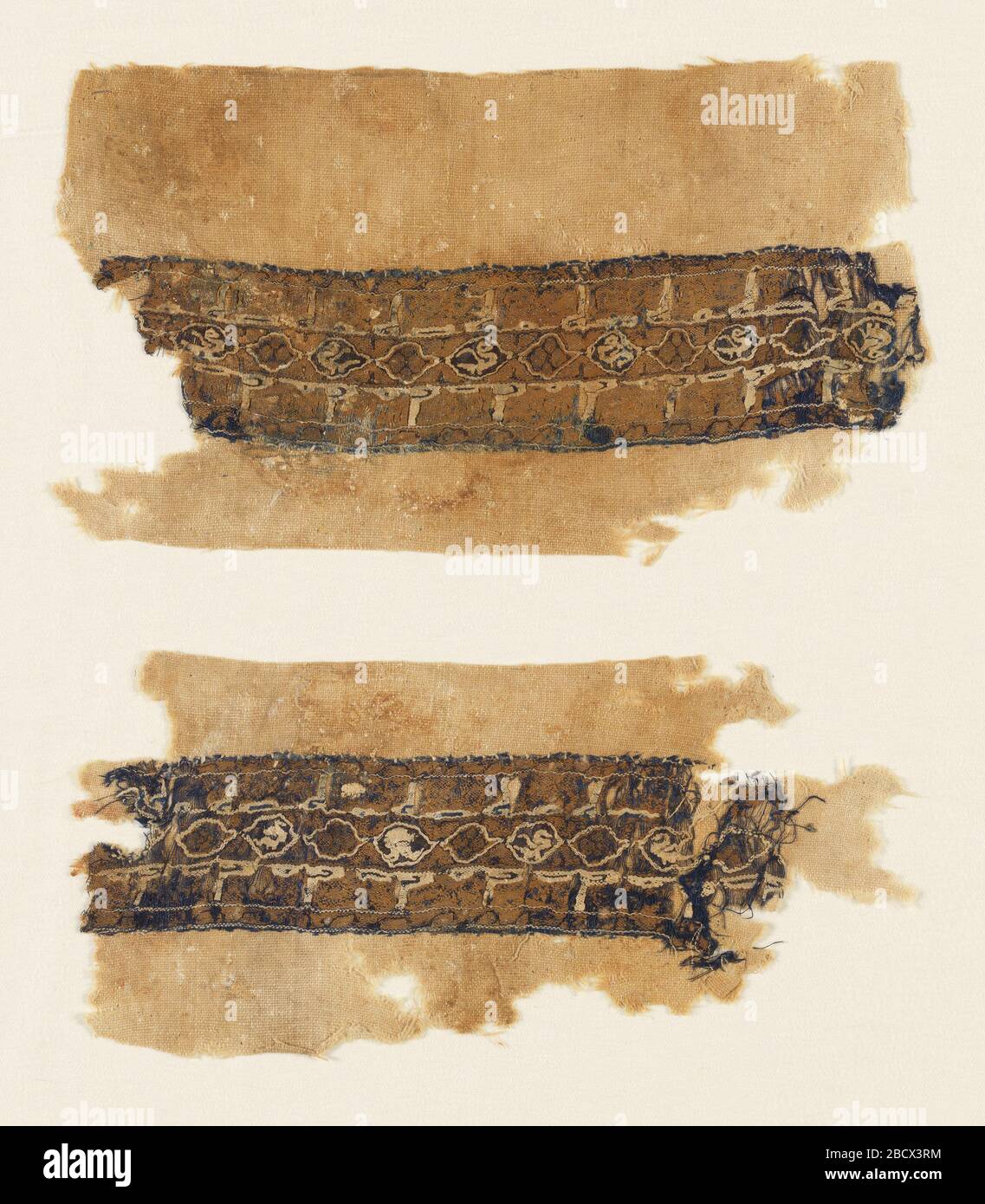 Fragment de Tiraz. Recherche dans le fragment ProgressTiraz avec un groupe multicolore avec une inscription islamique et des rosettes contenant alternativement un oiseau et une fleur. Cousue à un fragment de lin naturel tissé Uni. Fragment de Tiraz Banque D'Images