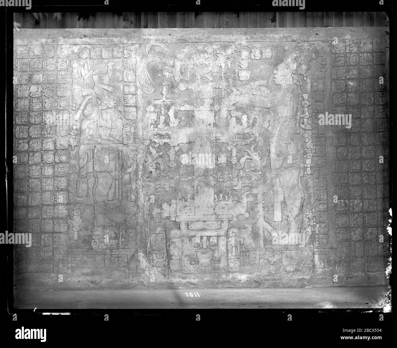 Distribution de la tablette Palenque. Aussi connu sous le nom de 2511.Voir aussi Record Unit 95, Box 79.Cast of bas-relief dalle de Temple de la Croix aux ruines mayas de Palenque au Chiapas, Mexique.Smithsonian institution Archives, ACC. 11-007, boîte 010, image n° MNH-2511 Banque D'Images