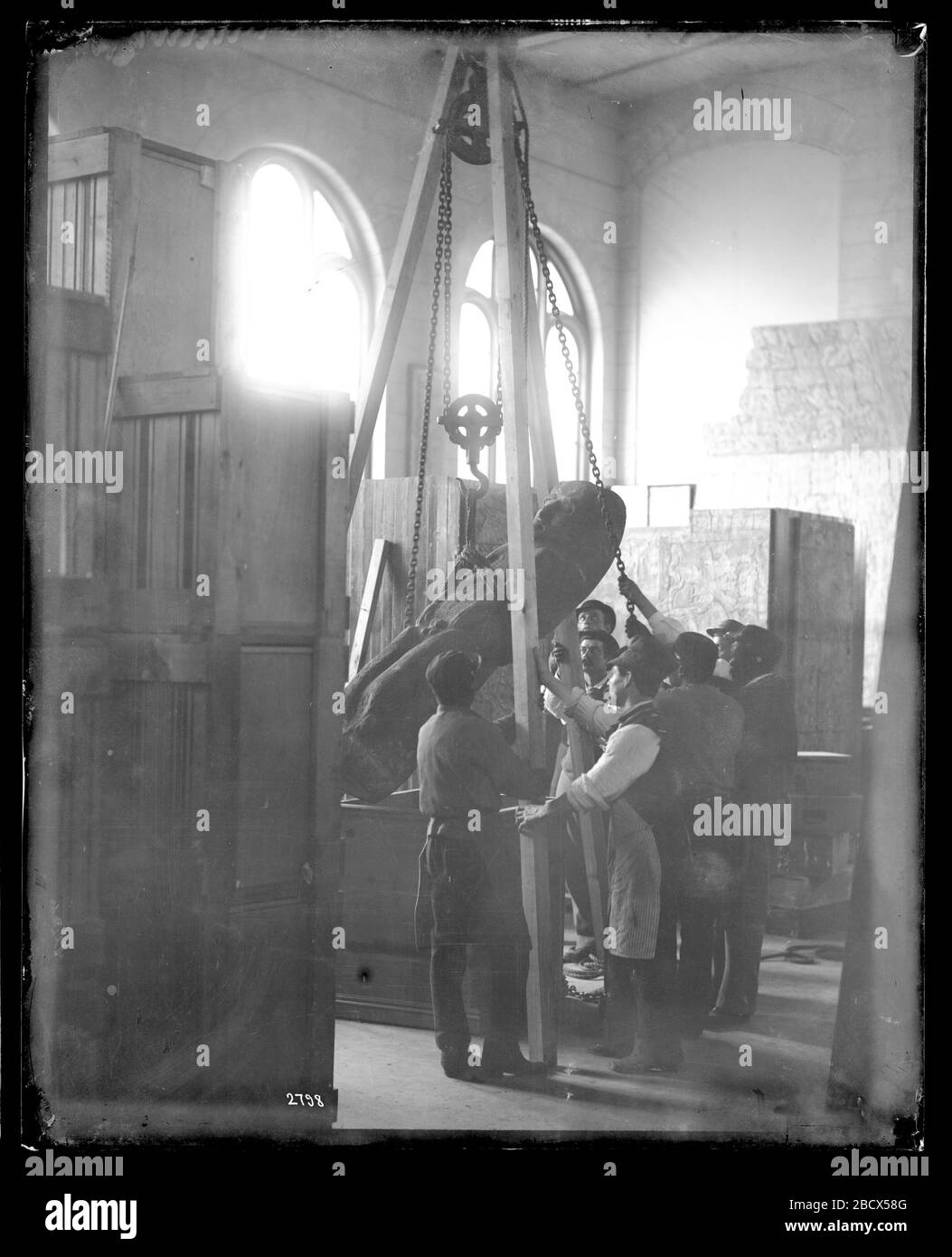 Installation de Stone Idol pour l'exposition. Aussi connu sous le nom de 2798.Voir aussi Record Unit 95, Box 42, dossier 13.installation de l'idole en pierre de l'île de Pensacola près de la base du volcan Mombacho au Nicaragua pour exposition au Musée national des États-Unis, maintenant connu sous le nom de Arts et Industries Building. MNH-2798 Banque D'Images