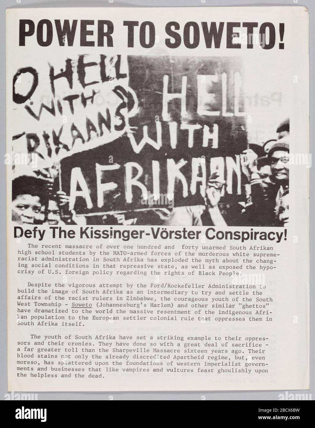 Brochure sur la Coalition Patrice Lumumba. Cette brochure traite de la Patrice Lumumba Coalition et de la réunion Henry Kissinger-Johannes Vorster. Le titre de la brochure se lit comme suit : [LE POUVOIR DE SOWETO! / Défiez la conspiratie Kissinger-Vorster!]. Brochure sur la Coalition Patrice Lumumba Banque D'Images