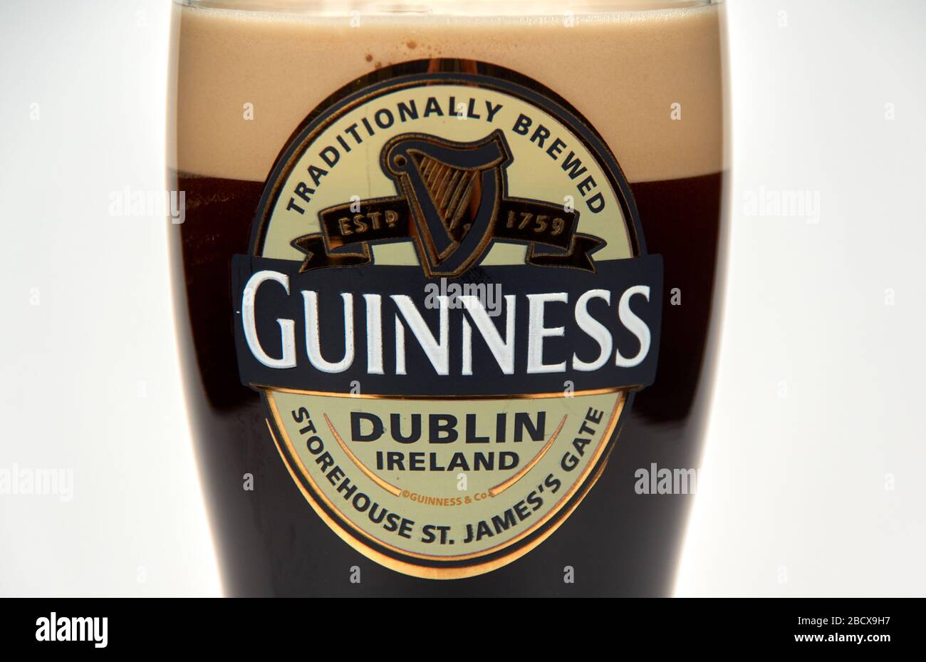 Montréal, Canada - le 15 mars 2020 : un verre original de bière de guinness sombre. Guinness est une stout sec irlandais foncé qui est originaire de la brasserie o Banque D'Images