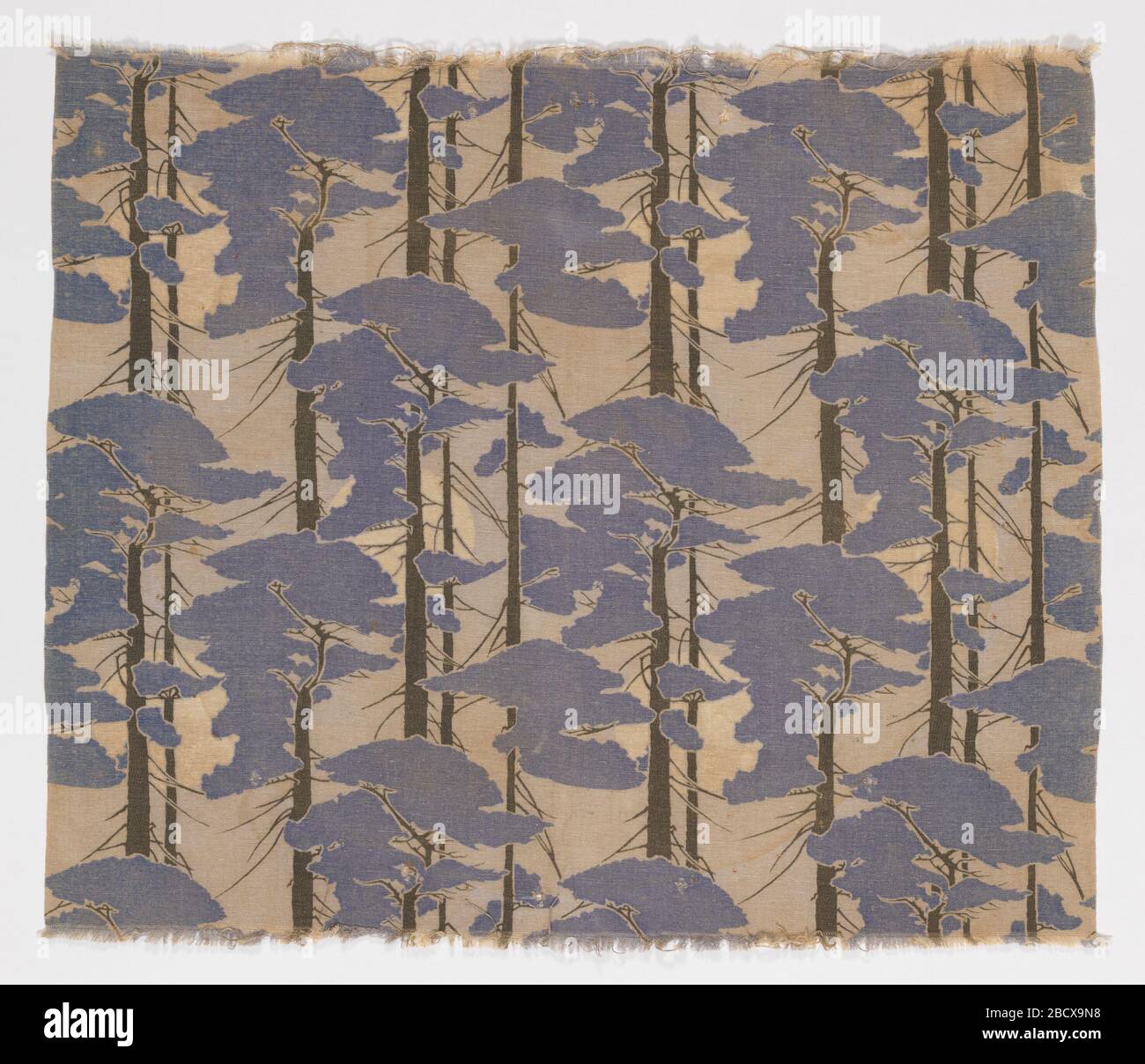 Textile. Longueur de textile imprimé dans le style Arts & Crafts, avec une pleine lune vue à travers les pins, reflétant l'influence du design japonais. Textile Banque D'Images