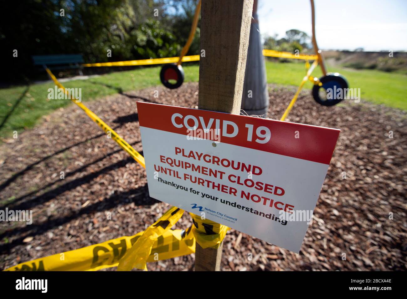 Panneaux sur le terrain de jeux fermé en raison du blocage du virus Covid 19, Nelson, Nouvelle-Zélande Banque D'Images