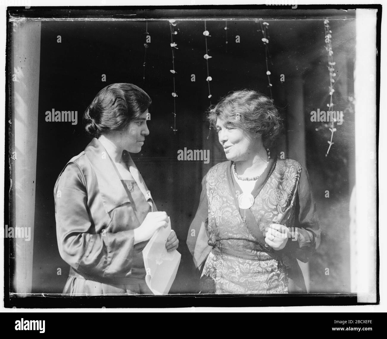 'English: Titre: Alice Paul et Mme Pethick-Laurence Résumé/médium: 1 négatif : verre; 4 x 5 po. Ou plus petit; 1920; Bibliothèque du Congrès Catalogue: https://lccn.loc.gov/2016828996 Téléchargement d'image: https://cdn.loc.gov/service/pnp/npcc/02700/02762v.jpg URL originale: https://www.loc.gov/pictures/item/2016828996/; National photo Company Collection; ' Banque D'Images