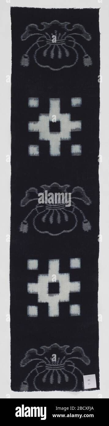 Textile. Recherche dans ProgressNarrow panneau vertical avec un design d'un sac de cordon dans l'ikat de trame alternant avec une forme géométrique dans la chaîne et l'ikat de trame. Textile Banque D'Images