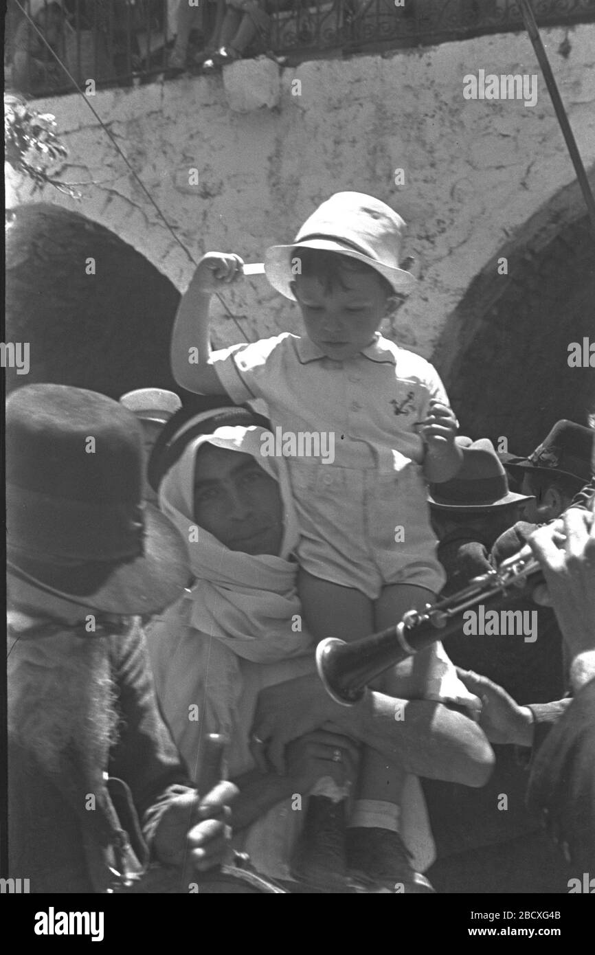 English Un Arabe Tenant Le Fils De Son Voisin Juif Pendant Les Celebrations Du Lag Ba Omer Sur Le Mont Meron Dans La Haute Galilee U O O N O Ss E E I C O C C I I O