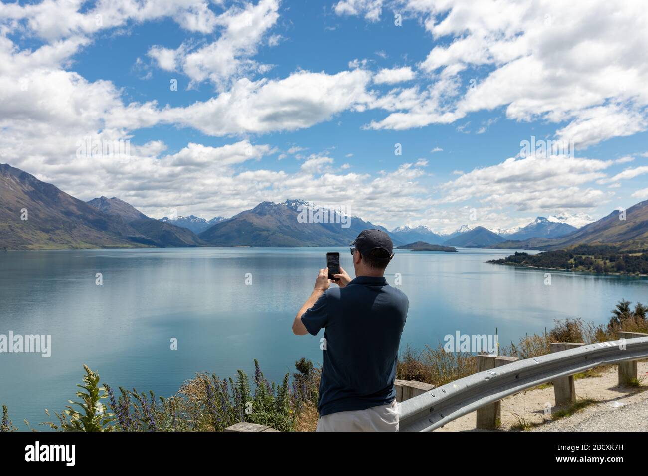 Un homme prenant une photo de la vue avec son smartphone Banque D'Images