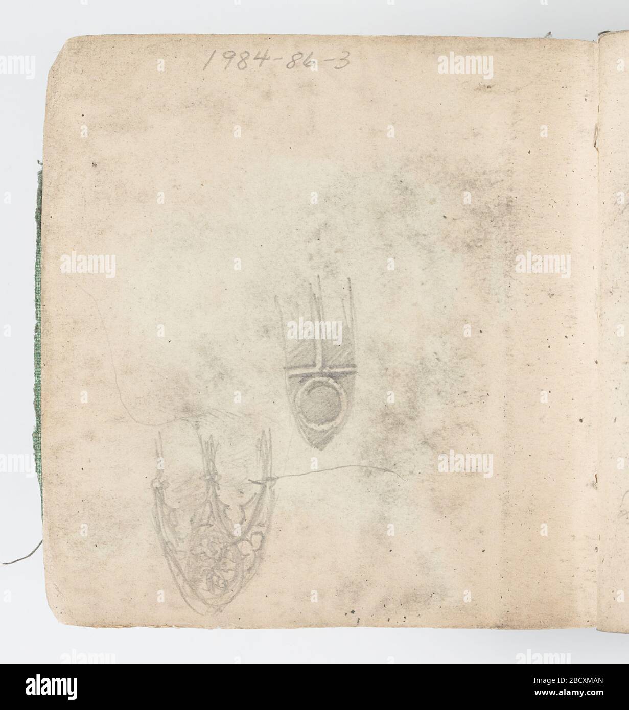 Livre d'esquisse ornement d'études botaniques. Recherche dans ProgressEsquisches des sections supérieures de deux fenêtres gothiques, l'une avec la traserie et l'autre avec une ouverture ronde ci-dessus. Tracé avec la page orientée différemment ; les points apparaissent vers le bas. Livre d'esquisse ornement d'études botaniques Banque D'Images