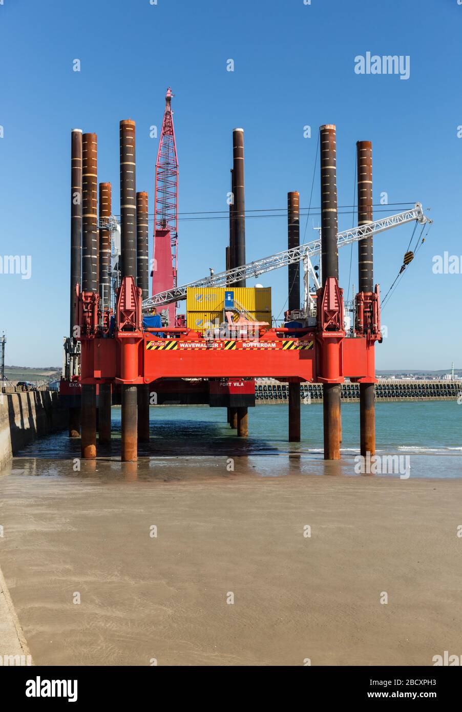 Fugro et le WaveWalker de Van Oord 1 barge à pied à Newhaven Western Bight, East Sussex, Angleterre Banque D'Images