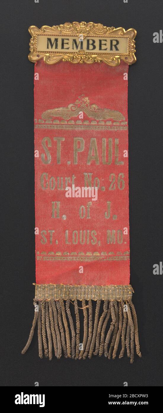 Badge de membre. Badge de membre composé d'un ruban rouge accroché à une barre métallique. La barre est dotée d'une broche à l'arrière et d'une façade rectangulaire de couleur or avec une bordure métallique de couleur dorée. Le centre de la broche avant a le mot « MEMBRE » en lettres noires. Badge de membre Banque D'Images