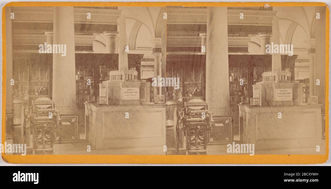 Troisième étage, aile sud de l'édifice de l'Office des brevets, montrant les cas de modèles de brevets et le modèle du monument de Washington. NPG.POB169 Banque D'Images