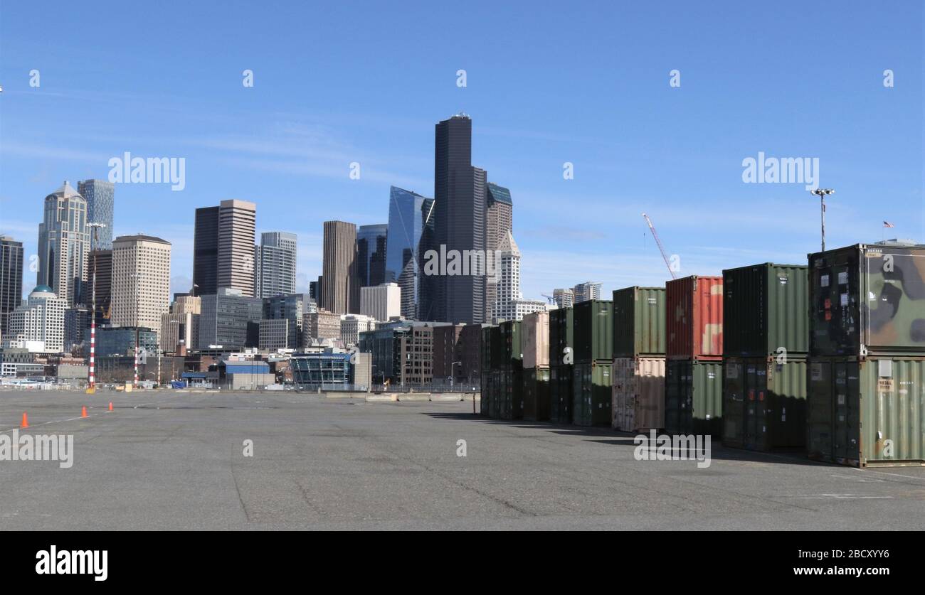 Les conteneurs de l'armée américaine sont mis en scène à l'extérieur de CenturyLink Field à Seattle, Washington. Après avoir transporté des fournitures médicales dans des installations médicales temporaires à l'appui de la communauté locale. Le Commandement Nord des États-Unis, par l'entremise de l'Armée américaine du Nord, fournit un soutien militaire à l'Agence fédérale de gestion des urgences pour aider les collectivités dans le besoin. (ÉTATS-UNIS Photo de la réserve de l'armée par le Maj Brandon R. Mace) Banque D'Images