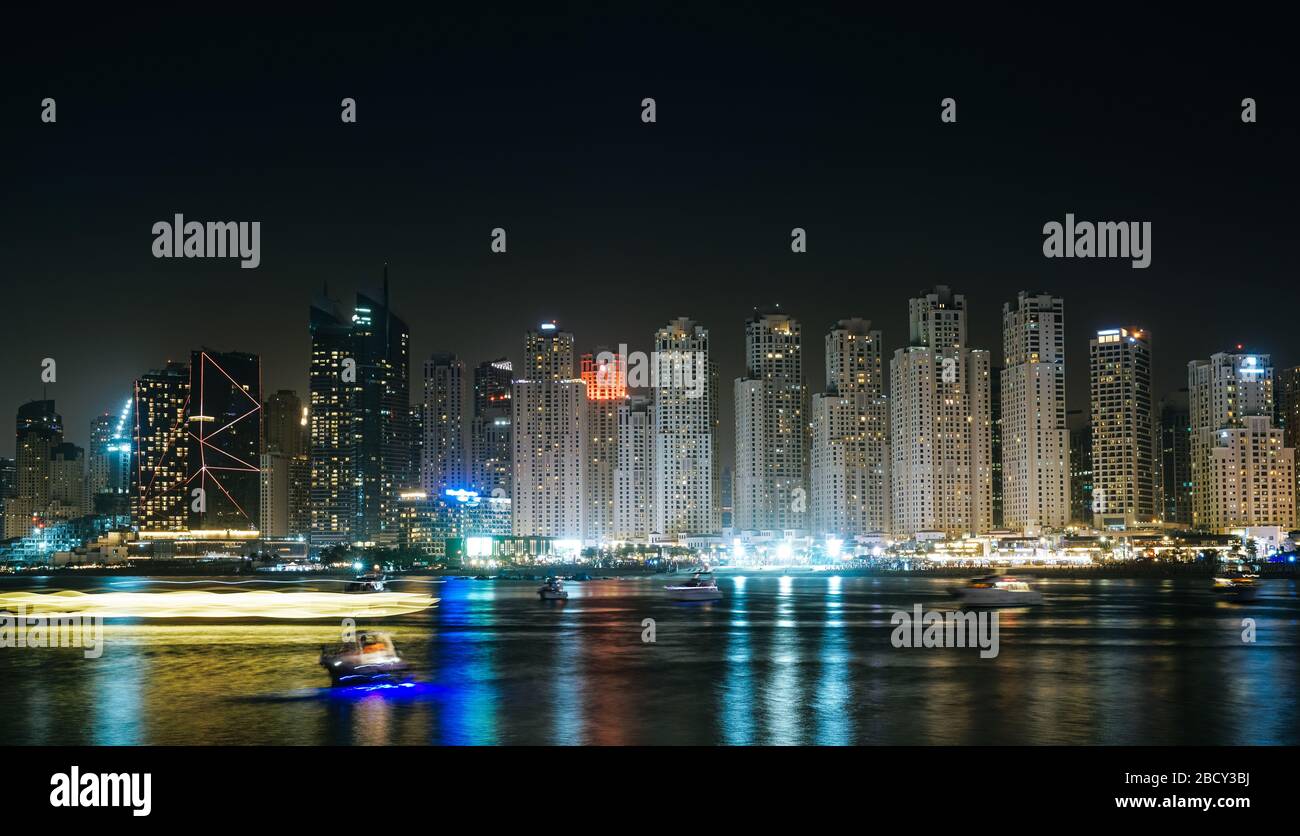 Vue nocturne sur le port de plaisance de Dubaï et la ville de Jumeirah Beach Residence en 2019 Banque D'Images