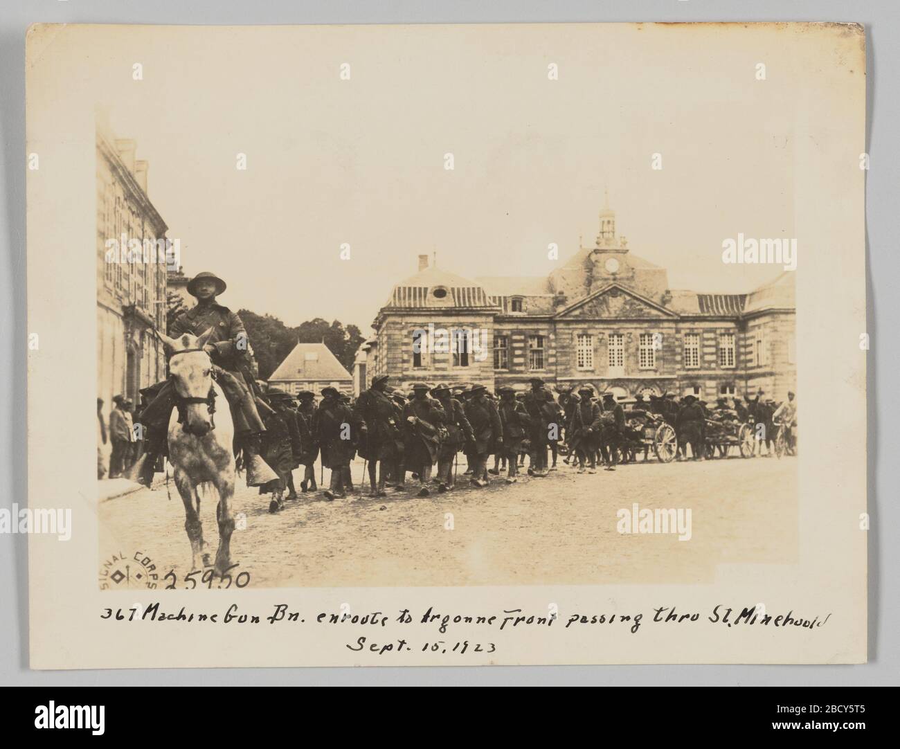 367 machine Gun BN route vers Argonne Front en passant par St Minehould 15 septembre 1923. Cette photo représente un soldat sur un cheval menant à un bataillon de soldats. La ligne de formation arches à travers la photographie de gauche à droite et il y a deux wagons tirés par des chevaux à la fin de la ligne. Le logo du signal corps USA est dans le coin inférieur gauche de la photo. 367 machine Gun BN route vers Argonne Front en passant par St Minehould 15 septembre 1923 Banque D'Images
