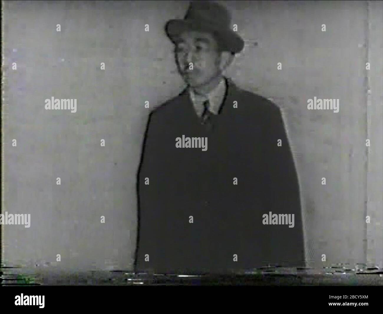 English Hirohito Undress Ver D Une Tragedie Japonaise 1946 Film Japonais 日本語 映画 日本の悲劇 昭和天皇の 軍服姿から平服姿に切り替わるシーン その3 一連のシーンが吉田茂の憤激を買ったという説がある 1946 Screenshot 日本映画社 Photo