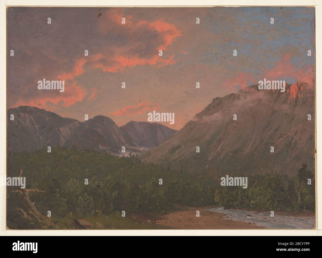 Paysage de montagne au coucher du soleil. Recherche en ProgressView dans la vallée entre les montagnes à gauche et à droite. Un ruisseau en bas à droite et bas baishes et colline dans le sol. Ciel nuageux teinté de rouge avec des taches bleues en haut à droite. Paysage de montagne au coucher du soleil Banque D'Images