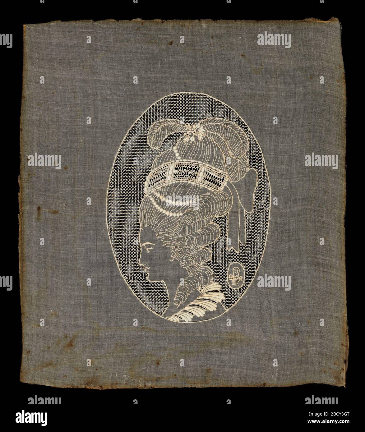 Médaillon. Recherche en portrait Progressbrodés médaillon d'une femme en profil montrant une perruque en poudre élaborée surmontée de perle, de panaches et d'un grand noeud. Le « U » initial du fabricant à l'intérieur d'un petit médaillon contenant un panier manipulé se trouve en bas à droite. Médaillon Banque D'Images