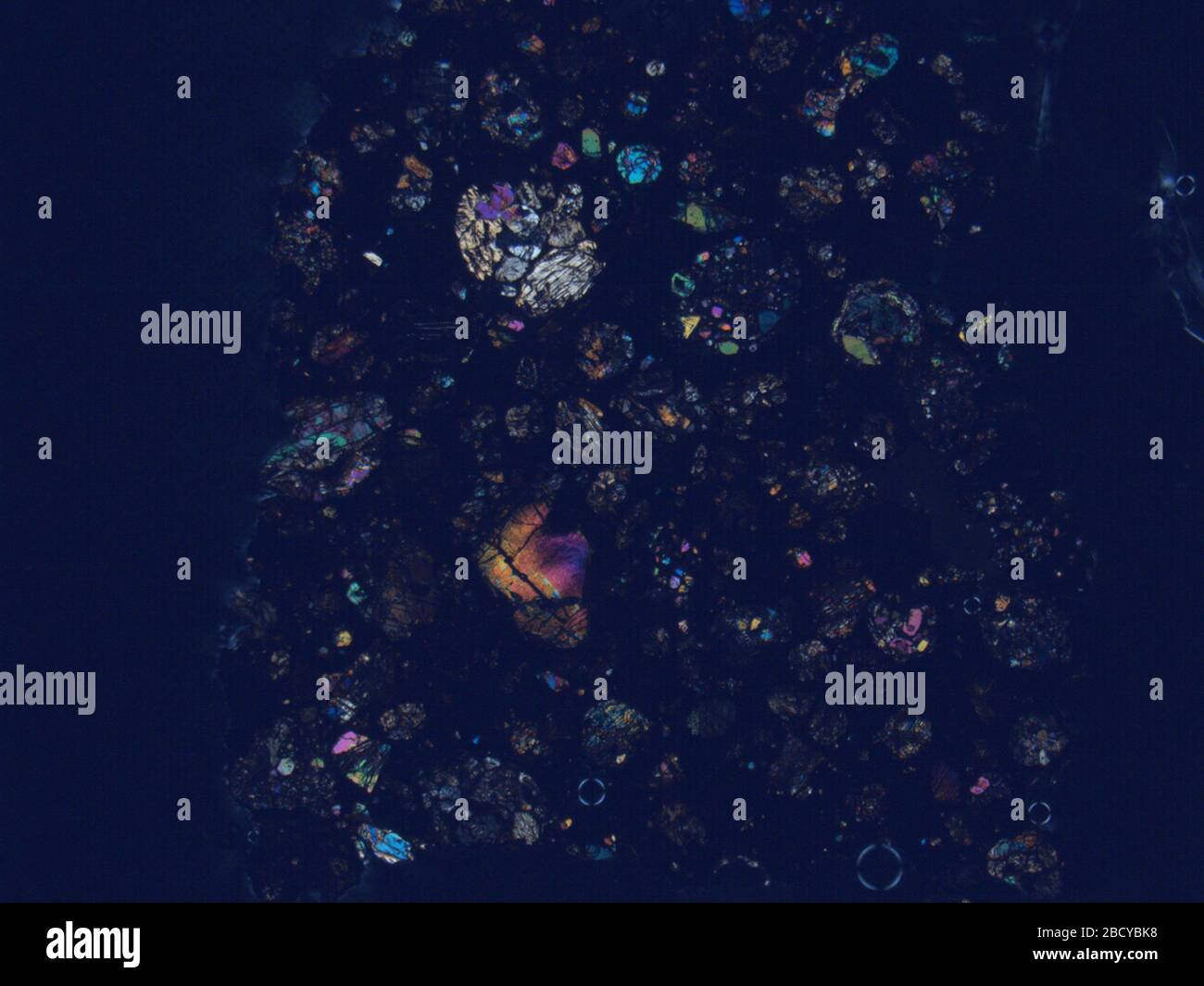 Micrographe de la météorite MIL 03439,2 sous lumière polarisée croisée avec un agrandissement de 1,25 x. MIL 034392 Banque D'Images Micrographe de la météorite MIL 03439,2 sous lumière polarisée croisée avec un agrandissement de 1,25 x. MIL 034392 Banque D'Images