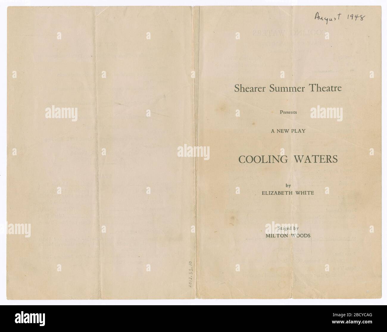 Programme de production des eaux de refroidissement des théâtres d'été de Shearer. Un programme pour le jeu 'Cooling Waters' de Liz White. Le programme se compose de texte imprimé noir sur papier jaunisse et a un assortiment de plis et de larmes.transcrit par des volontaires numériques Programme pour la production de théâtres d'été Shearer des eaux de refroidissement Banque D'Images