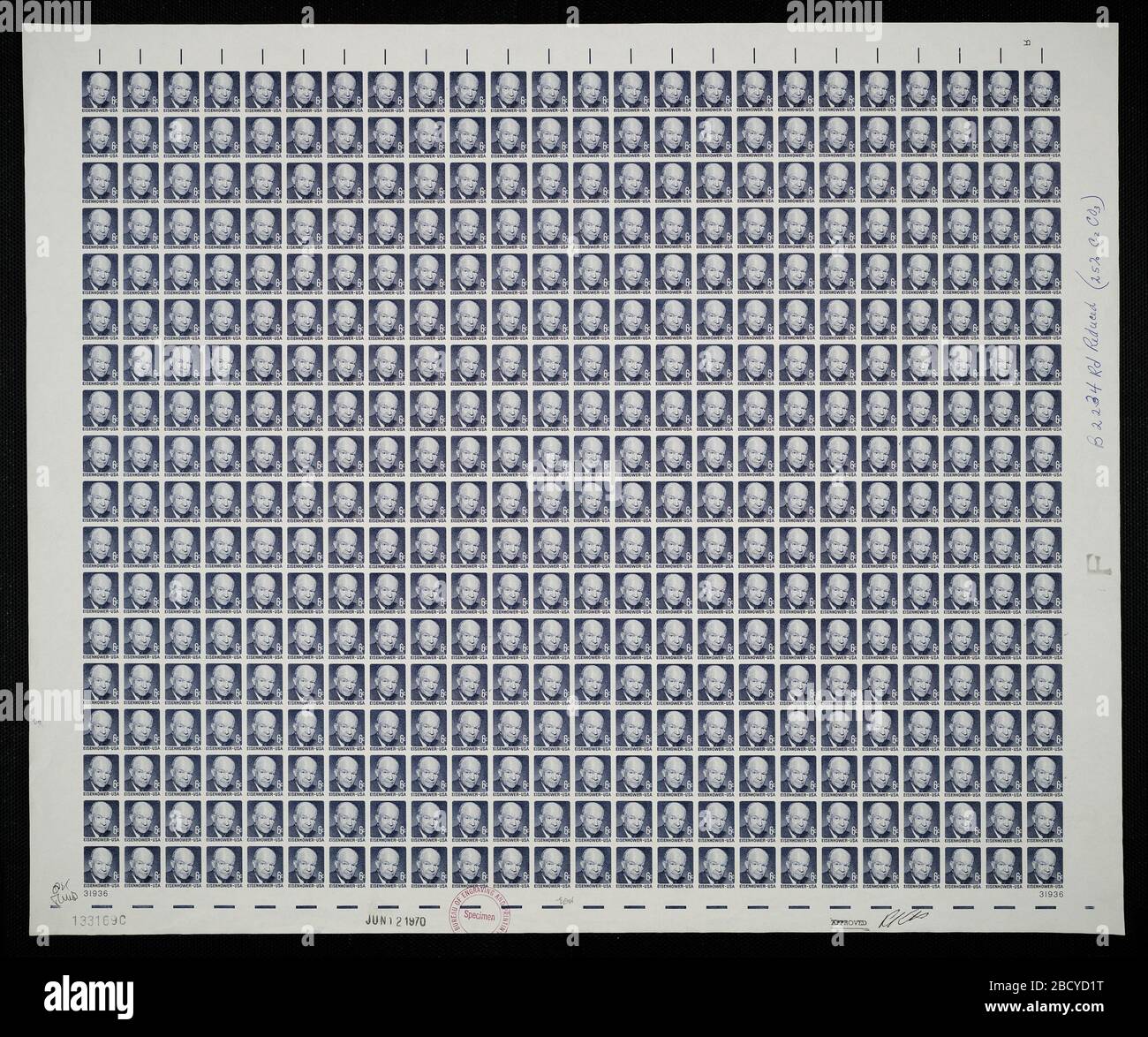 6 c Dwight David Eisenhower plaque de preuve. Les épreuves de plaques certifiées sont la dernière preuve imprimée de la plaque avant d'imprimer les timbres au Bureau de l'gravure et de l'impression. Ces épreuves de plaque sont uniques, avec les signatures et la date d'approbation. 6 c Dwight David Eisenhower plaque de preuve Banque D'Images