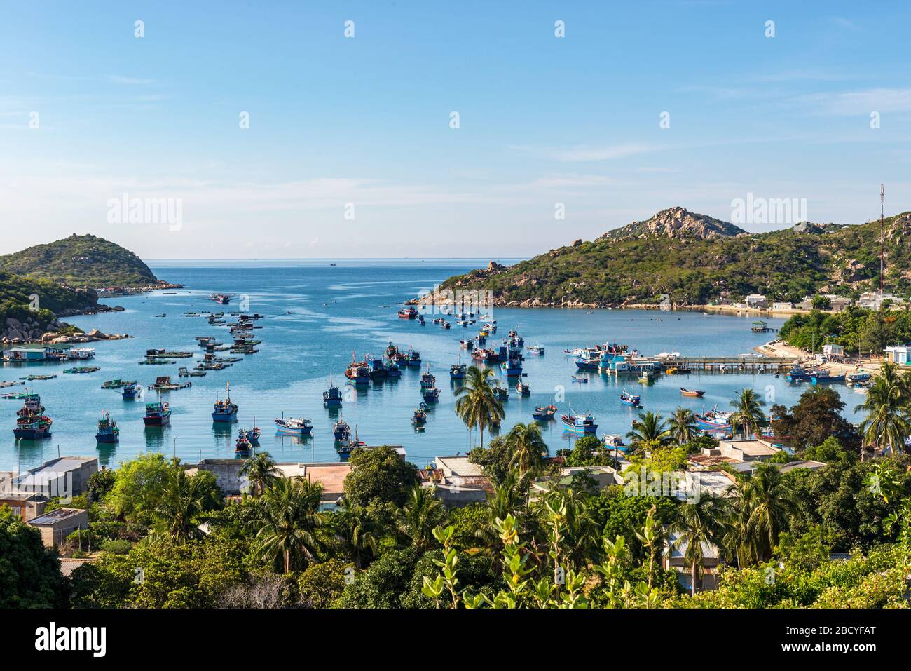 Beau paysage de Vinh Hy Bay, Vietnam le matin Banque D'Images