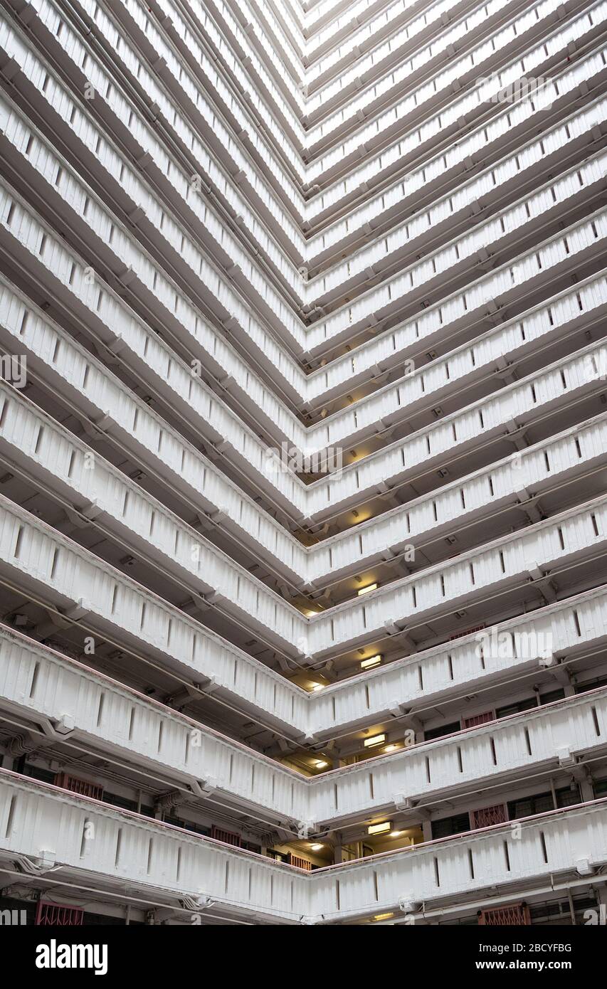 Architecture abstraite des couloirs en cascade d'un ancien immeuble public à Ping Shek, dans le district de Kwun Tong, à Kowloon, à Hong Kong. Ce type d'archit Banque D'Images