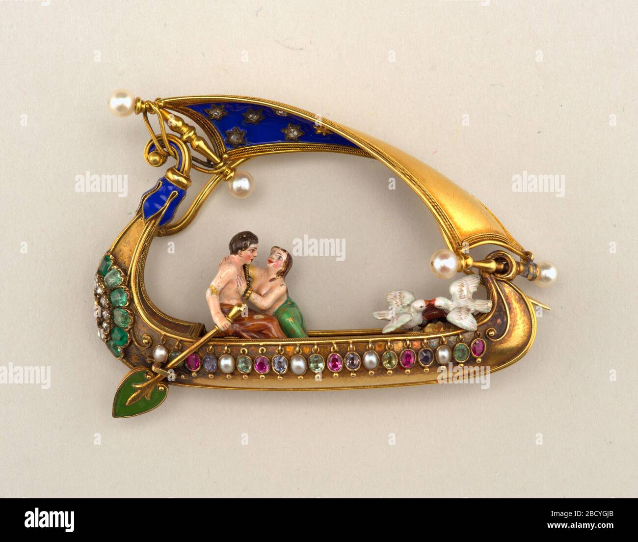 Amoureux en bateau. Recherche dans ProgressGold et broche en émail ornée de bijoux dans le style Renaissance sous la forme d'un navire avec deux amoureux dans la sterne et deux colombes dans la prow; avec quatre perles boutons, cinq demi-perles, six rubis, onze émeraudes, quatre saphirs, onze diamants de rose. Amoureux en bateau Banque D'Images