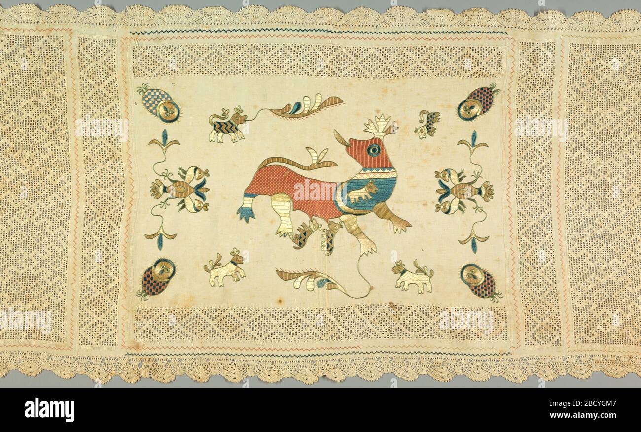 Capot de la table. Couvre-table rectangulaire en lin avec panneau central brodé en soie polychrome et bordure de travail ivoire cousue sur les quatre côtés. Capot de la table Banque D'Images