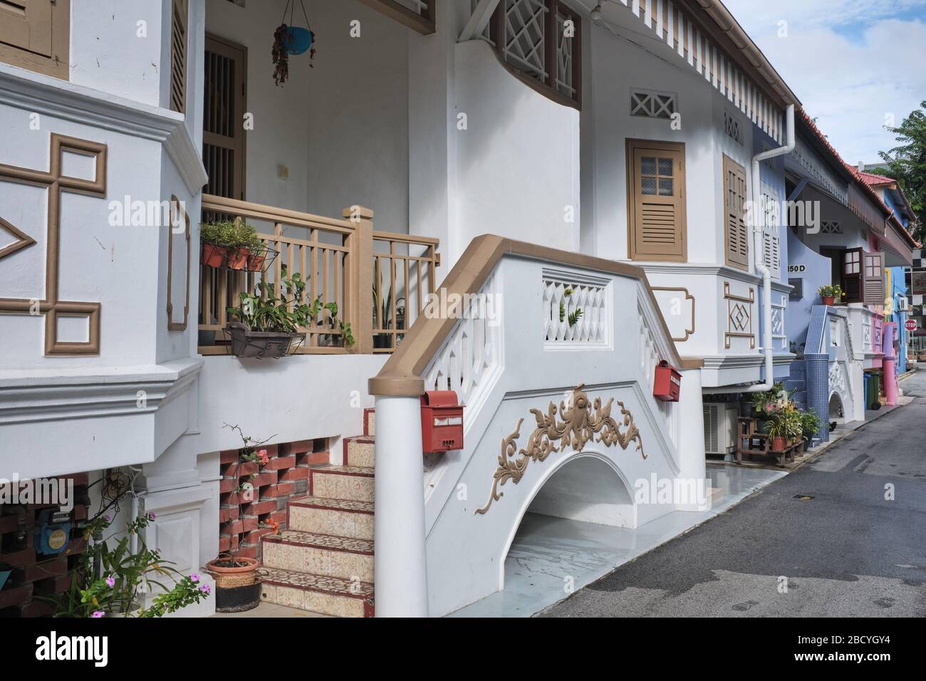 Bungalows semi-détachés de l'époque coloniale dans l'avenue Kuo Chuan, au large de la route de la côte est, Katong, Singapour, fraîchement peints et rénovés Banque D'Images
