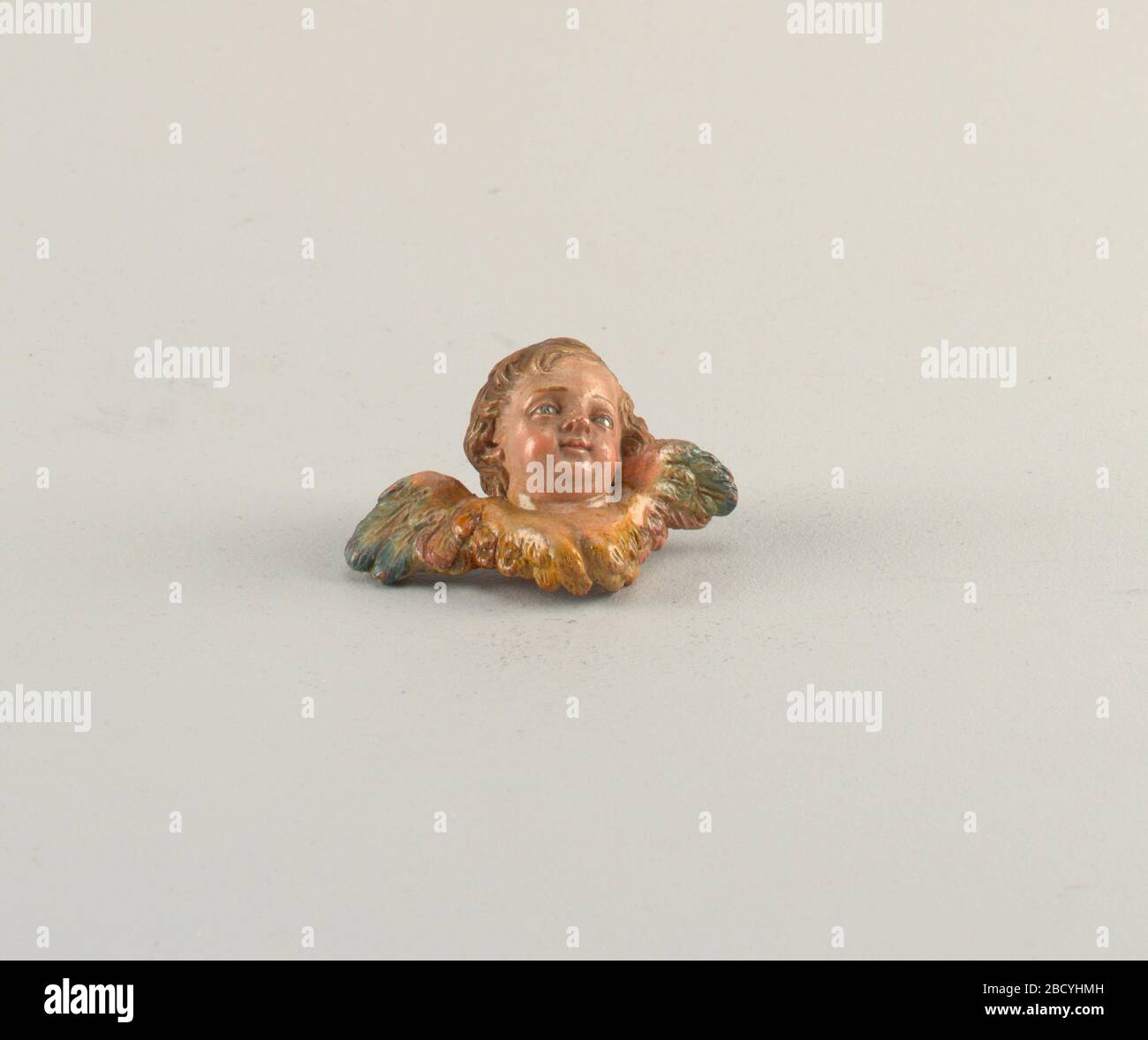 Chiffres. La recherche en ProgressHead s'est légèrement levée à sa gauche. Ailes s'étendant des épaules. Couleurs chair peintes, avec des touches roses et bleues sur les ailes. Clou entraîné à l'arrière de la tête pour la suspension. Yeux de verre Figures Banque D'Images