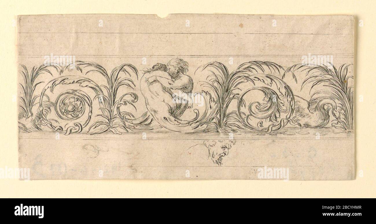 Assiette de Frites Feuillages et grottes frises Foliage et grottes. Recherche dans le rectangle Progresshorizontal montrant une frise composée d'arabesques défilant. Au centre, deux amoureux avec des corps se terminant dans acanthus laisse embrasser. À gauche, un serpent; à droite, un cygne. Ci-dessous, le visage d’un homme dans le profil. Assiette de Frites Feuillages et grottes frises Foliage et grottes Banque D'Images