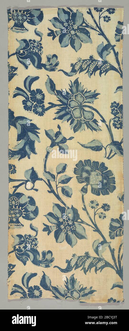 Textile. Recherche en coton ProgressOff-blanc résistant à l'impression en deux tons de bleu. Branches ondulantes minces avec fleurs et feuilles conventionalisées massives, et utilisation beaucoup de points blancs pour améliorer le design. Textile Banque D'Images