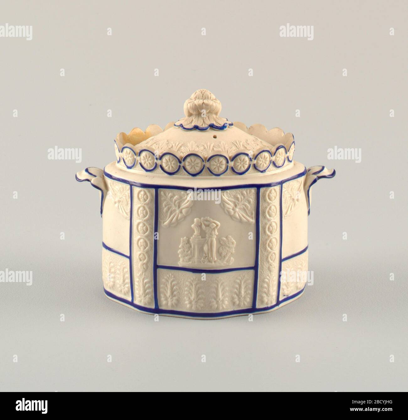 Bol et couvercle. Recherche dans ProgressBowl moulé avec la décoration de soulagement montrant des palmettes et une femme debout devant un buste classique. Couronne et poignées de guilloche surélevées. Couvercle avec finition florale. Bol et couvercle Banque D'Images