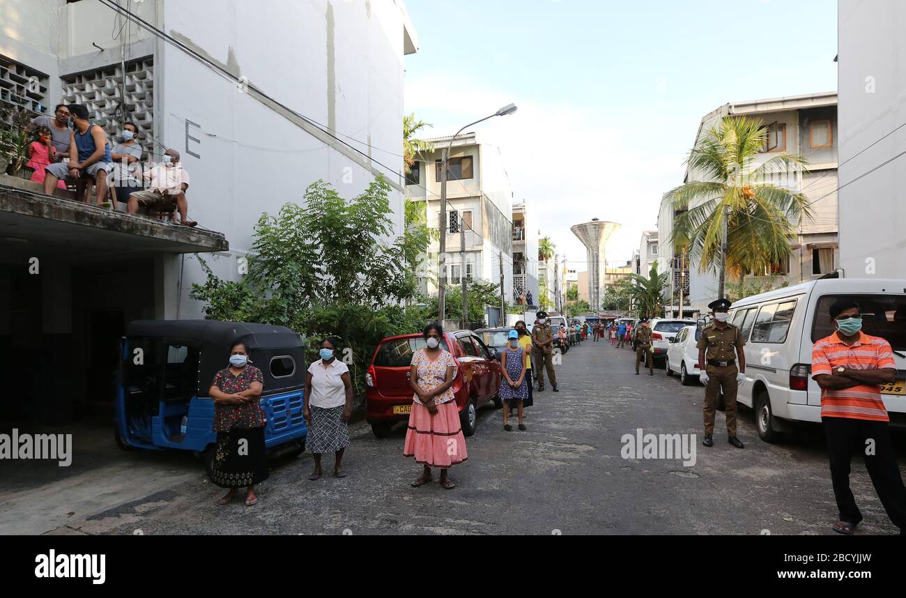 Colombo, Sri Lanka. 05 avril 2020. Les gens qui regardent à une distance sociale entre eux pendant la performance.les membres de la bande musicale de la police Sri-lankaise se remplissent dans le but de stimuler le moral des gens dans la lutte contre la propagation du coronavirus du SRAS-CoV-2. Crédit: SOPA Images Limited/Alay Live News Banque D'Images