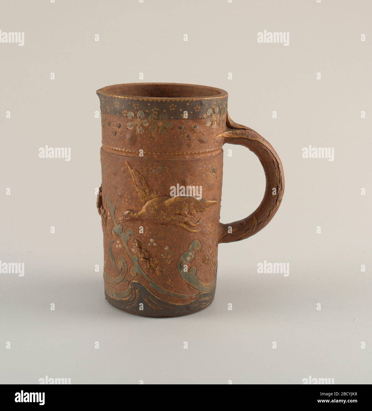 Pichet. Recherche dans le pichet de couleur marron Progressa avec une très petite bec et une poignée. La pièce est décorée avec une scène extérieure représentant l'eau et les oiseaux qui survolent avec quelques détails de fleurs autour du haut. Pichet Banque D'Images