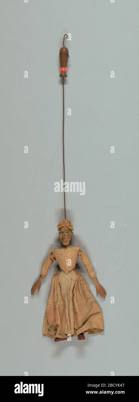 La Cuisiassa. Recherche en progrès de Commedia dell'arte marionnettes, chacune avec masques faciaux et costumes de caractère. La Cuisiassa montre comme une vieille femme avec le nez accroché, les cheveux attachés dans des rubans au sommet de sa tête. Robe de couleur crème avec tablier blanc. Mains en bois cousues dans les manchons. La Cuisiassa Banque D'Images
