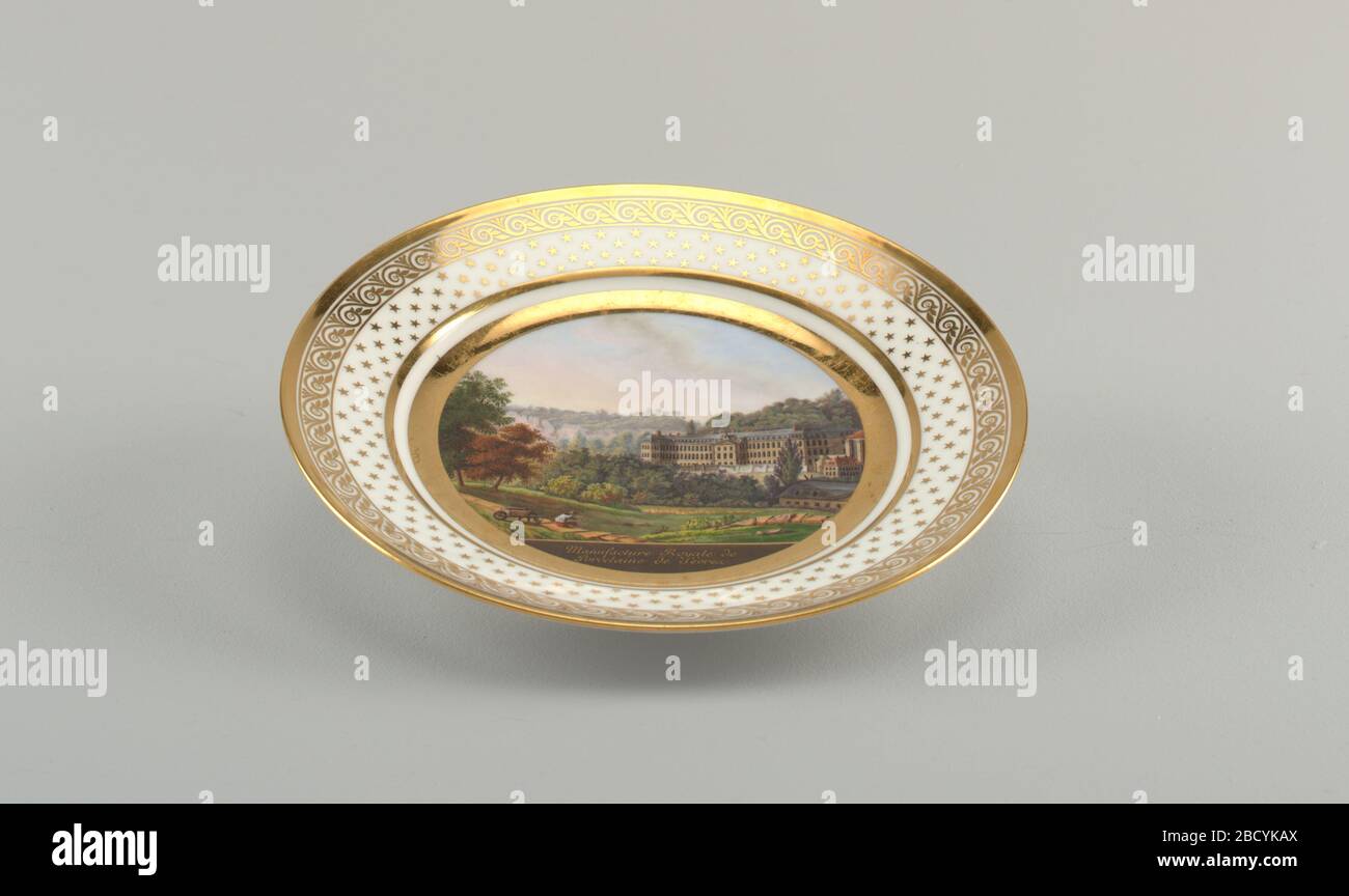 Plaque représentant l'usine de porcelaine Svres. Recherche en ProgressFlat marli. Bandes concentriques, en or: Plaine, avançant le motif vague, et étoiles dispersées; vue enfermant de l'usine de porcelaine de Sèvres dans les couleurs après un dessin de 1817 par Achille Etna Michallon. Plaque représentant l'usine de porcelaine Svres Banque D'Images