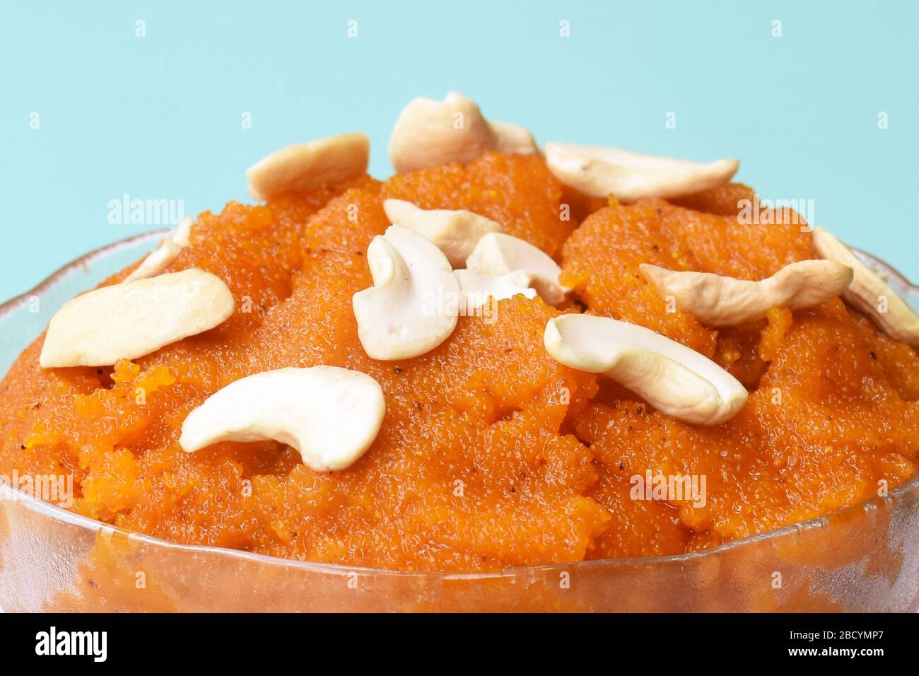 Sucre Traditionnel Indien Semolinasuji Halwa Aussi Connu Sous Le Nom De Shera De La Rava Douce Ou Shira Festival Indien Sucre Garni De Fruits Secs Dessert Indien Photo Stock Alamy