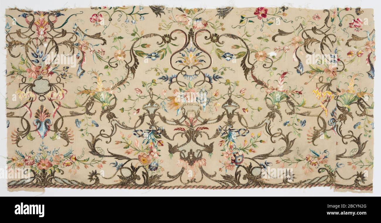 Textile. Recherche dans le design rococo Progresssymétrique des arabesques et des cartoures argentés dorés, combinée à des fleurs naturalistes dans des silks polychromés, sur un sol en soie ivoire. Textile Banque D'Images