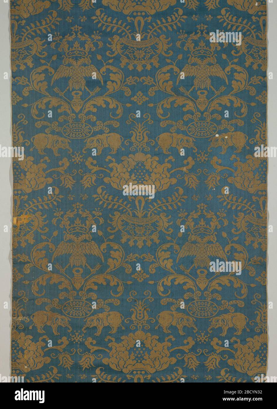 Textile. Recherche dans ProgressLength of damask, blue Warp, white weft. Motif symétrique vertical avec aigle à double tête, grande fleur dans un pot et éléphant. Motif blanc, la face de gauchissement-float du satin. Fond bleu, la face de gauchissement-float du satin. Textile Banque D'Images