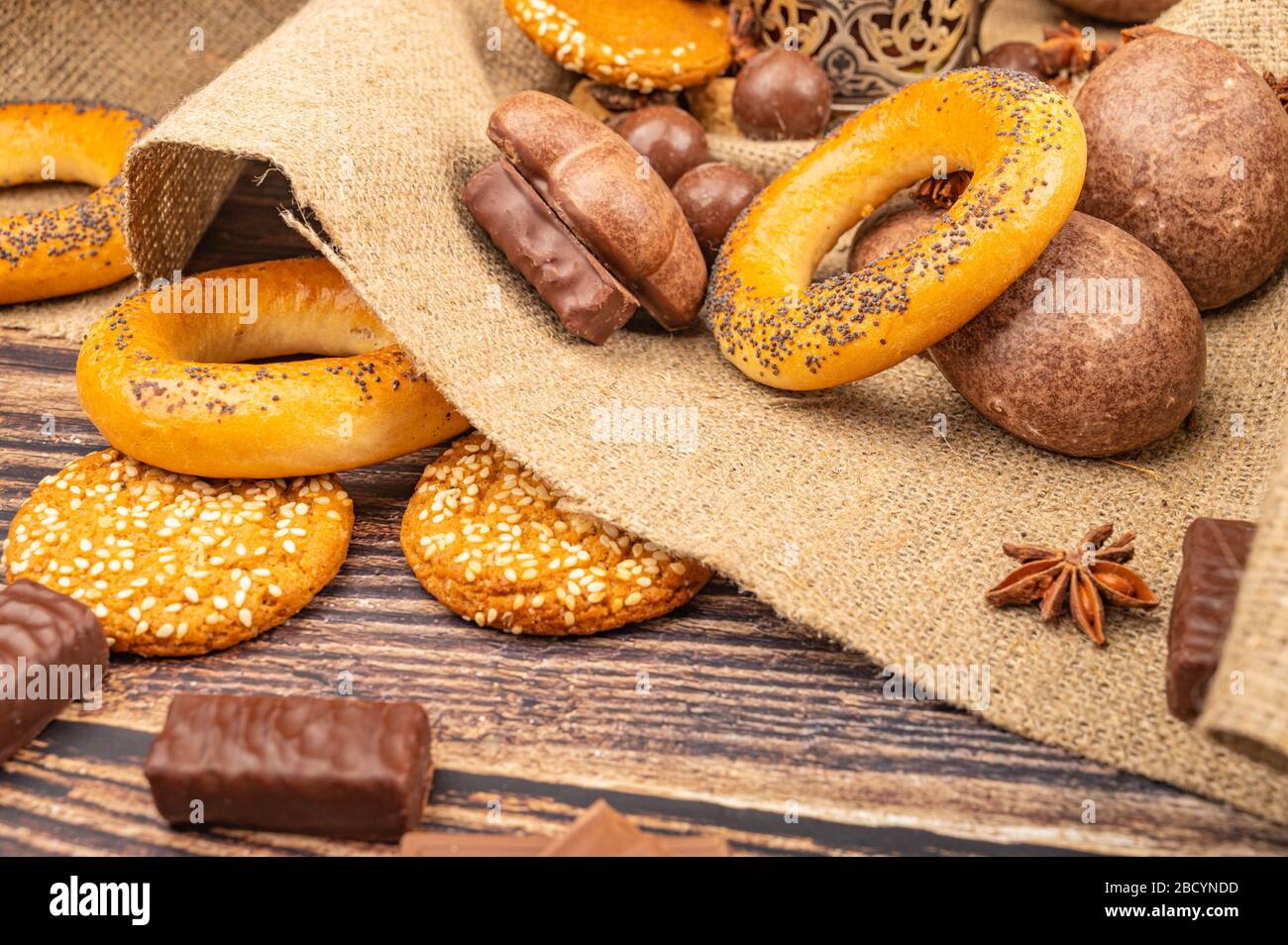 Bagels Anis Etoile Biscuits Gateaux Au Chocolat Et Chocolat Sur Fond De Tissu A L Homespun Grossier Gros Plan Photo Stock Alamy