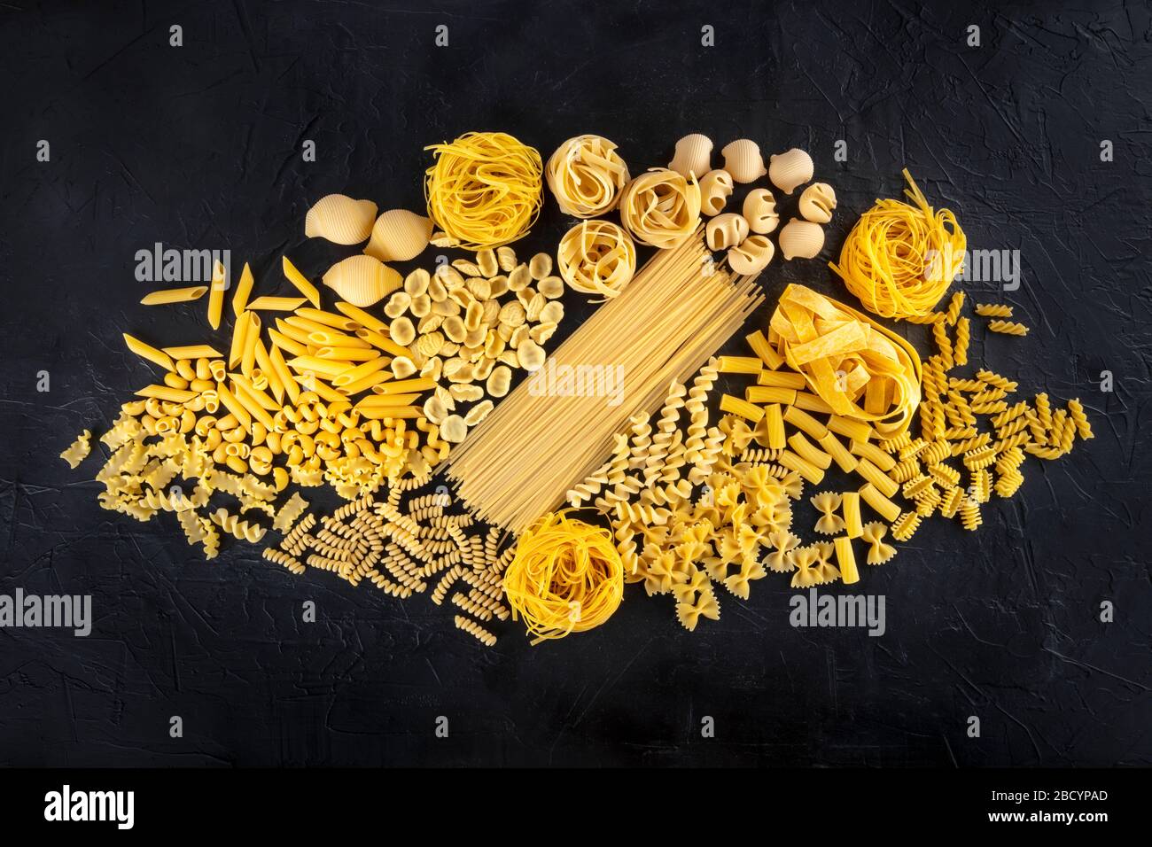 Sélection de pâtes italiennes, un plat de nombreux types de pâtes différentes, en hauteur sur